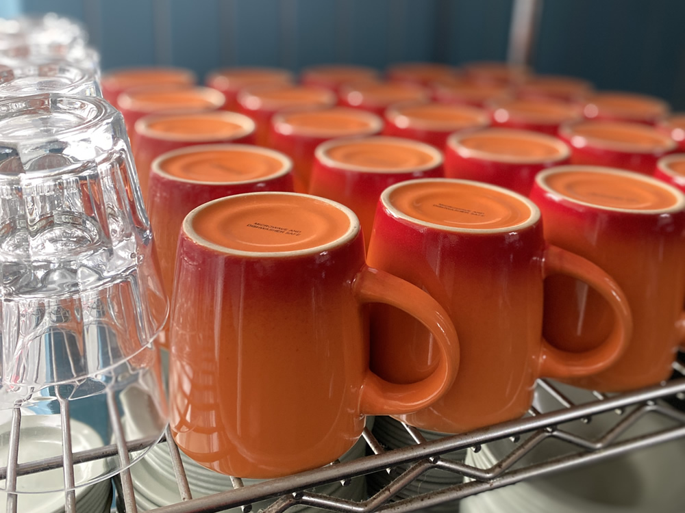 orange mugs self catering kitchen